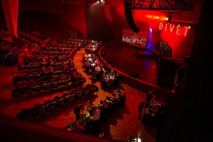 Aalto-salissa Show & Dinner -p&ouml;yd&auml;t