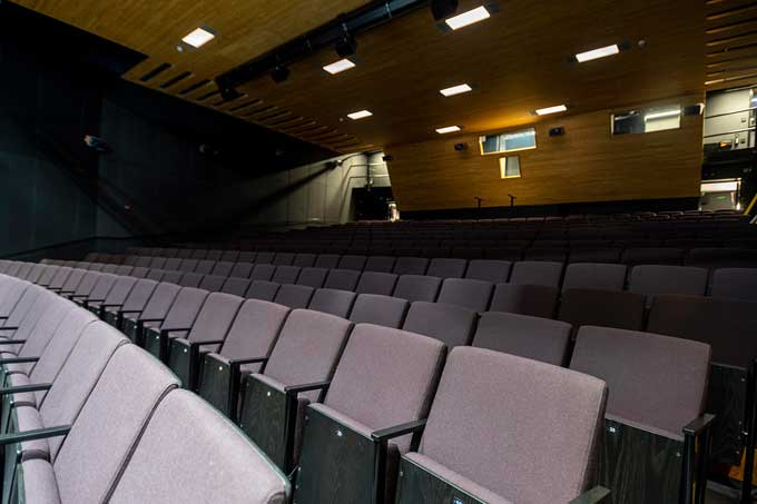 Pieni n&auml;ytt&auml;m&ouml; katsomo