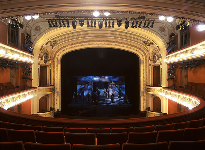 Suuri n&auml;ytt&auml;m&ouml;