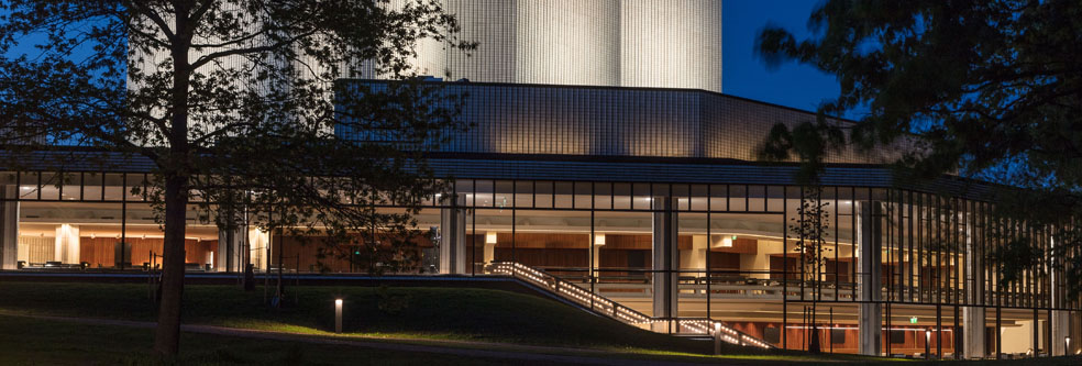 Helsingin Kaupunginteatteri: suuri n&auml;ytt&auml;m&ouml; ja pieni n&auml;ytt&auml;m&ouml;